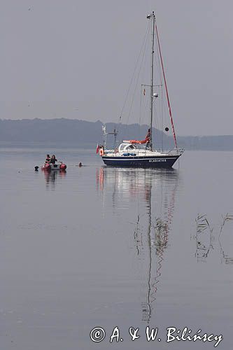 pontonem do brzegu z jachtu Gladiator w cieśninie Peene, Niemcy, postój na kotwicy