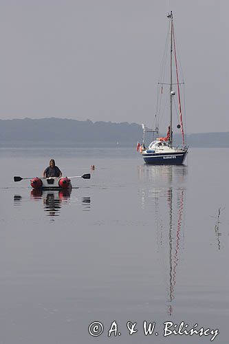 pontonem do brzegu z jachtu Gladiator w cieśninie Peene, Niemcy, postój na kotwicy