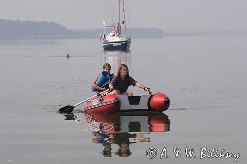 pontonem do brzegu z jachtu Gladiator w cieśninie Peene, Niemcy, postój na kotwicy