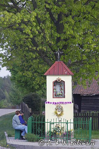 majowe przy kapliczce, Mazury