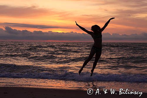 dziewczyna na piaszczystej plaży nad Bałtykiem a girl, sandy beach, Baltic Sea