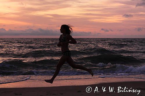 dziewczyna na piaszczystej plaży nad Bałtykiem a girl, sandy beach, Baltic Sea