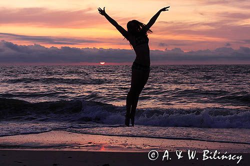 dziewczyna na piaszczystej plaży nad Bałtykiem a girl, sandy beach, Baltic Sea