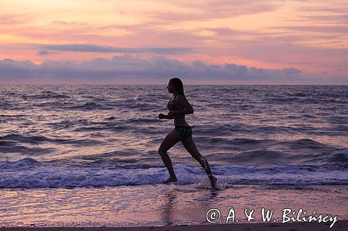 dziewczyna na piaszczystej plaży nad Bałtykiem a girl, sandy beach, Baltic Sea