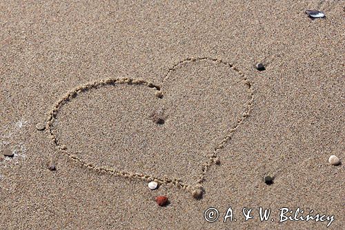 serce na piasku, plaża, wakacyjna miłość