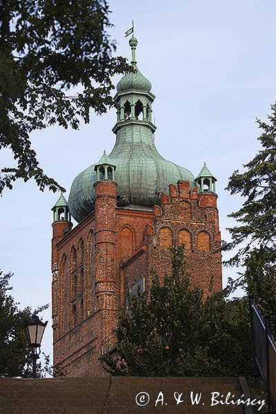 Płock, Wieża Zegarowa zamku z czasów Kazimierza Wielkiego z barokowym hełmem z XVIII w.