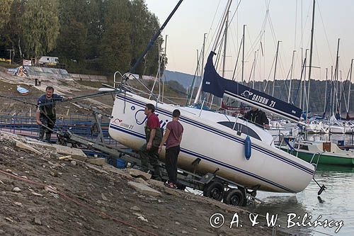 Zalew Soliński, Polańczyk, przystanie Unitrawyciąganie jachtu na brzeg, slipowanie, jacht Saturn 21, Bieszczady