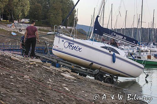 Zalew Soliński, Polańczyk, przystanie Unitrawyciąganie jachtu na brzeg, slipowanie, jacht Saturn 21, Bieszczady