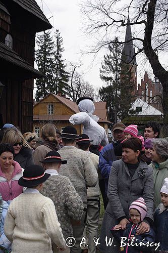 gonienie Judasza wokół kościoła, Rabka, Wielka Sobota