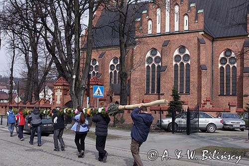 Rabka, niesienie palmy wielkanocnej przy kosciele pw s Marii Magdaleny, Niedziela Palmowa