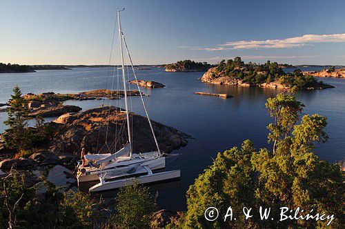 katamaran przy Ragholmen w archipelagu Laxvarp, Archipelag Gryt, szwedzkie szkiery, Szwecja
