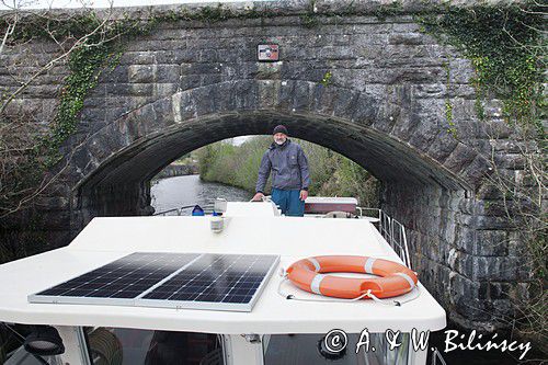 Kamienny most przy przejściu Rock Cutting, Ballinamore & Ballyconnell Canal, rejon Górnej Shannon, Irlandia