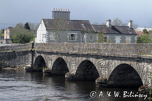kamienny most w Roosky, rzeka Shannon, rejon Górnej Shannon, Irlandia