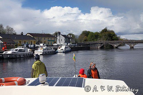 postój przy kamiennym moście w Roosky, rzeka Shannon, rejon Górnej Shannon, Irlandia