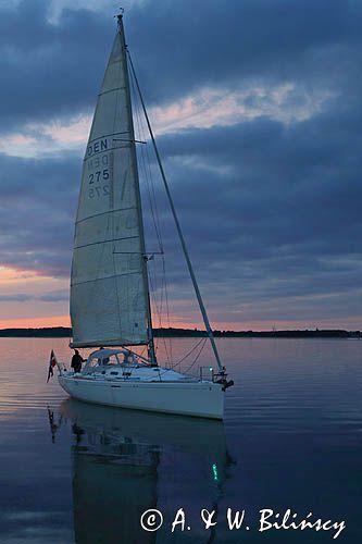 Jacht wpływający do portu w Roskilde, Roskilde Fjord, Port Roskilde, Zelandia, Dania