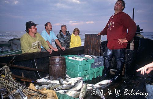 rybacy z połowem sandacza