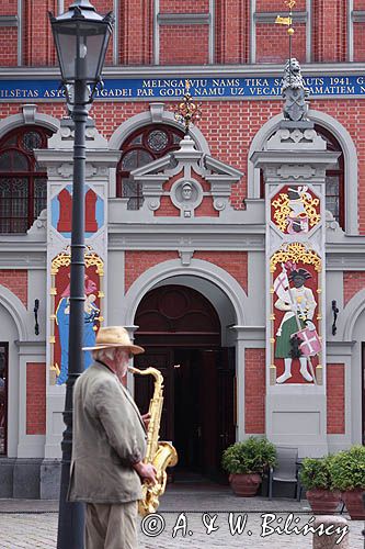 Ryga, uliczny muzykant na placu Ratuszowym na tle Domu Bractwa Czarnogłowych, Stare Miasto, Łotwa