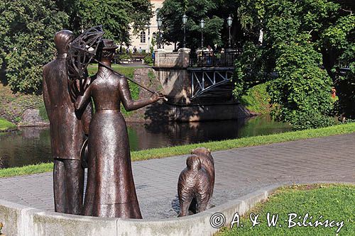Ryga, figura spacerującej pary z psem w parku nad kanałem Pilsetas, Łotwa
