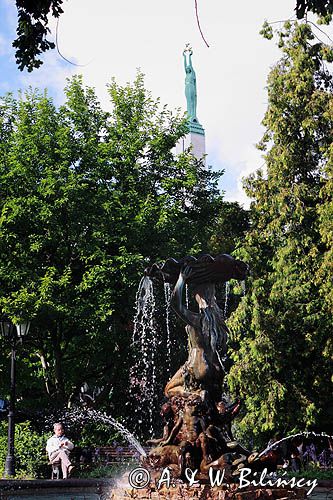 Ryga, fontanna w parku i pomnik Wolności, Łotwa