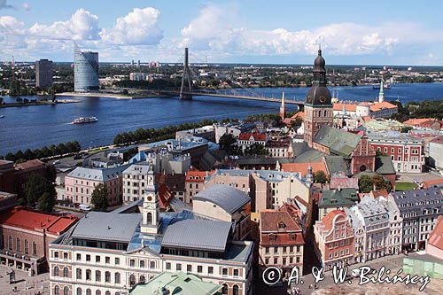 Ryga, panorama z wieży kościoła św. Piotra, Sv. Peterbaznica, Stare Miasto, rzeka Dźwina, Daugava, Łotwa