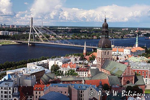 Ryga, panorama z wieży kościoła św. Piotra, Sv. Peterbaznica, Stare Miasto, rzeka Dźwina, Daugava, Łotwa