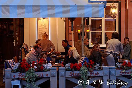 Ryga, restauracja na Starówce o zmierzchu, Stare Miasto, Łotwa