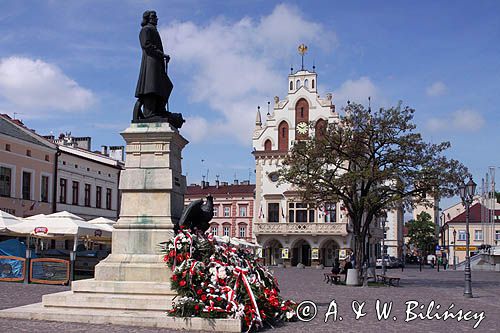 Rzeszów, ratusz i pomnik Tadeusza Kościuszki na Rynku