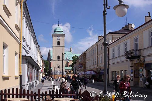 Rzeszów, dzwonnica kościoła farnego i ulica 3 Maja, deptak