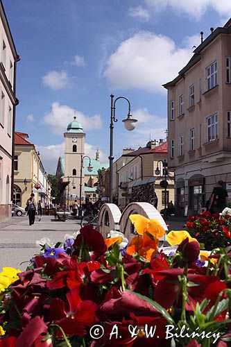 Rzeszów, dzwonnica kościoła farnego i ulica 3 Maja, deptak