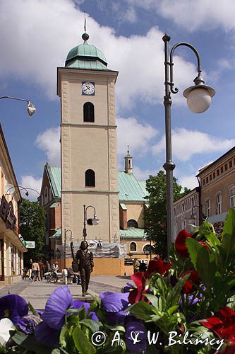 Rzeszów, dzwonnica kościoła farnego i ulica 3 Maja, deptak, Pomnik Tadeusza Nalepy na deptaku