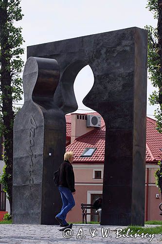 Rzeszów, rzeźba, pomnik Józefa Szajny Przejście 2001