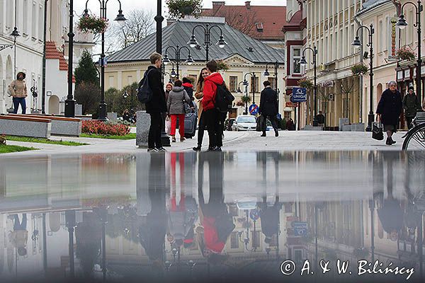 Rzeszów, ulica 3 Maja, deptak, odbicie w szybie