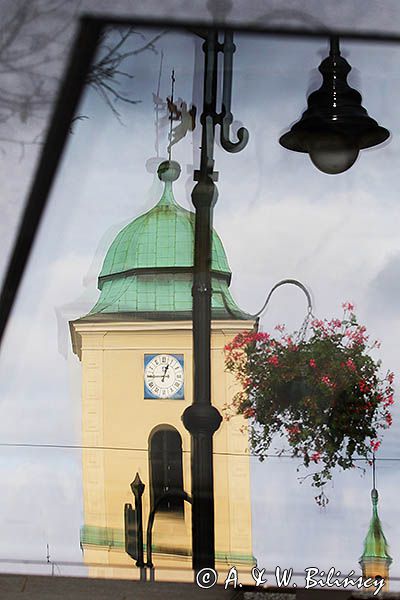 Rzeszów, dzwonnica kościoła farnego, odbicie w szybie