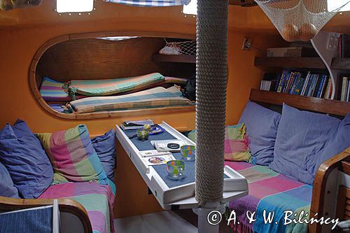 s/y Safran, Trismus 37, wnętrze, mesa i 'lit breton' / łóżko bretońskie -koja dziobowa /