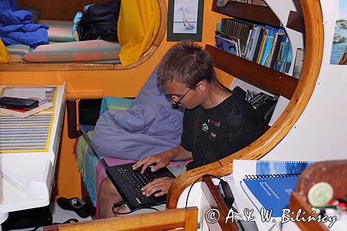 praca na komputerze na Safranie w mesie working on a computer
