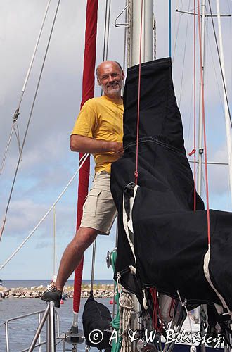 nakładanie pokrowca na grot, wyspa Jurmo, szkiery Turku, Finlandia on the yacht, Jurmo Island, Finland