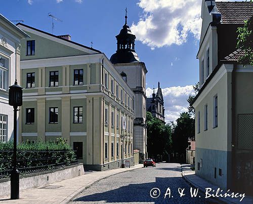 Sandomierz, uliczka i zabytkowa dzwonnica przy Katedrze