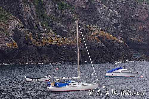 wybrzeże wyspy Sark, Channel Islands, Anglia, Wyspy Normandzkie, Kanał La Manche, jacht na boji