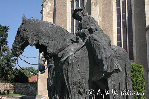 Sarospatak, rzeźba pary królewskiej koło kościoła katolickiego, Węgry