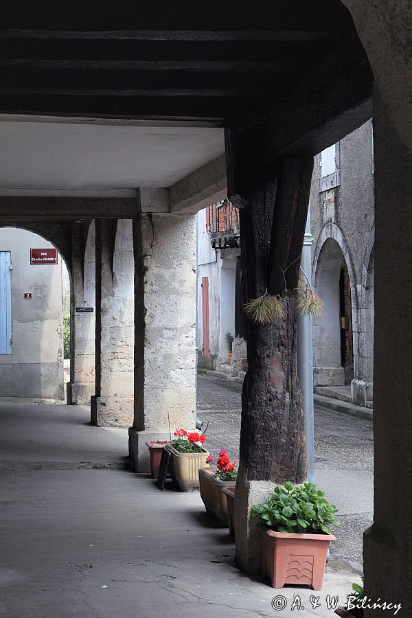 Serignac sur Garonne, podcienia kamienic, Gaskonia, Francja