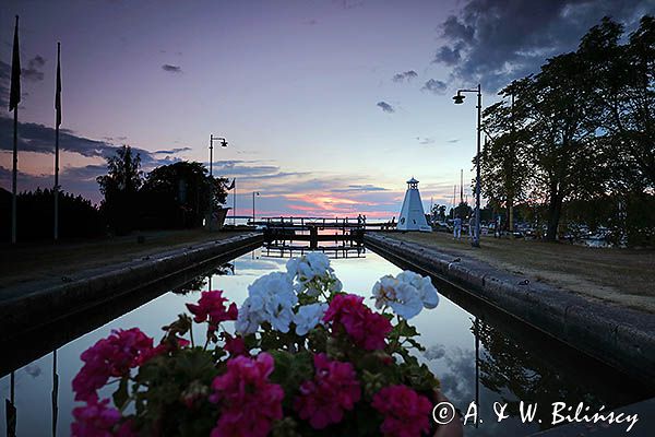 Śluza Sjotorp 1 i zachód słońca nad jeziorem Wener, Szwecja