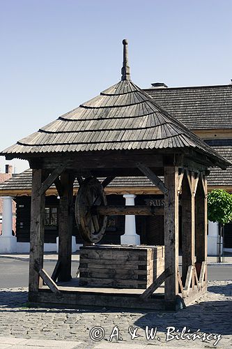 Sławków, drewniana studnia na rynku powiat Olkusz, Górny Śląsk