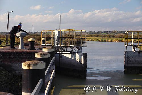 Śluza Krostkowo. Ręczne otwieranie wrót. International Waterway E 70, Notec river.