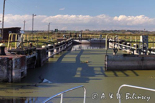 Śluza Krostkowo, rzeka Noteć. Krostkowo lock (schleuse) Notec river (fluss). Bank Zdjęć A i W Bilińscy