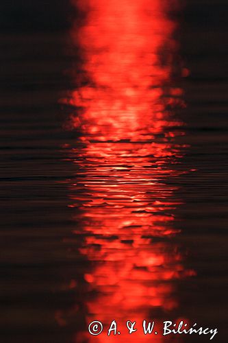 smuga zachodzącego słońca na wodzie