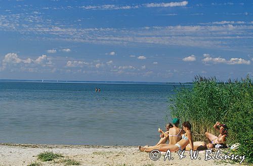 Turyści na plaży nad jez. Śniardwy