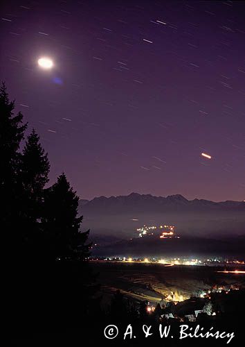 Noc na Spiszu, widok na Tatry i wieś Rzepiska