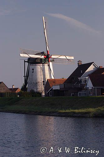 Stavenisse, wiatrak holenderski nad kanałem, Holandia