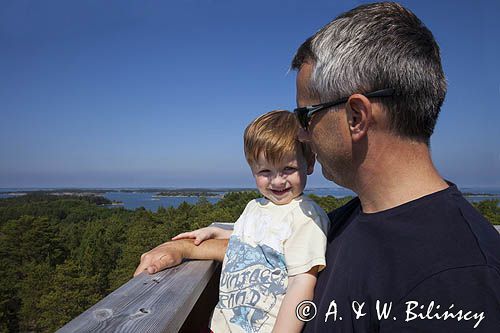 Tata z synkiem, Stenskar, Archipelag Turku, Finlandia, widok z wieży widokowej