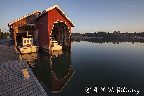 Garaże dla łodzi, port na Stenskar, Archipelag Turku, Finlandia